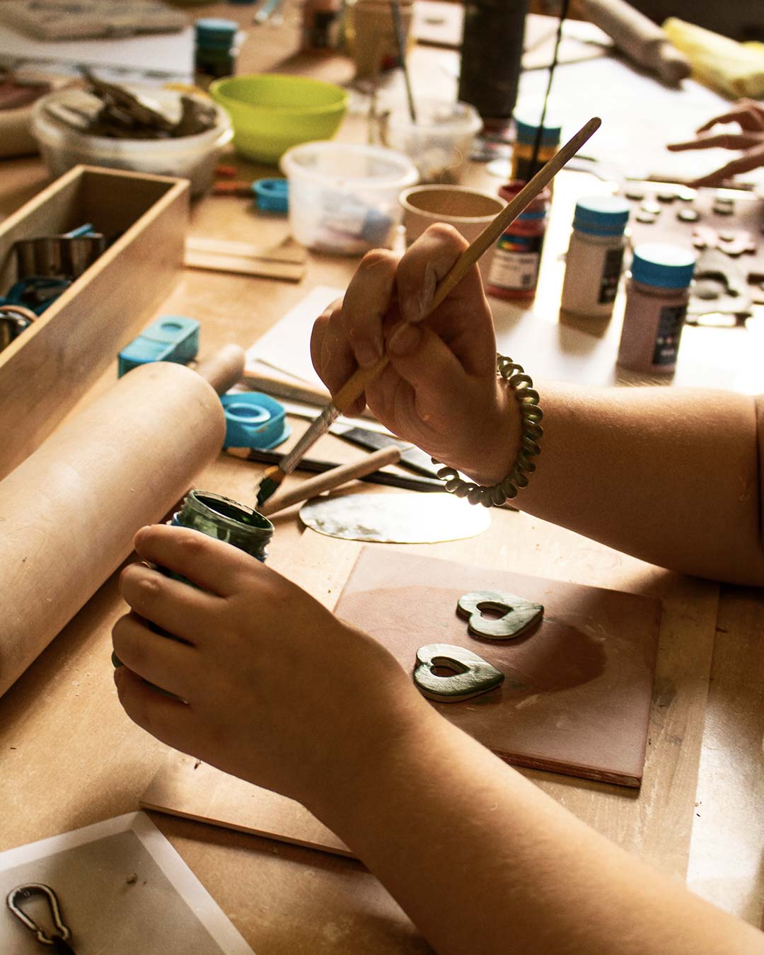 Taller de ceràmica: Dissenya les teves arracades i penjolls 2h