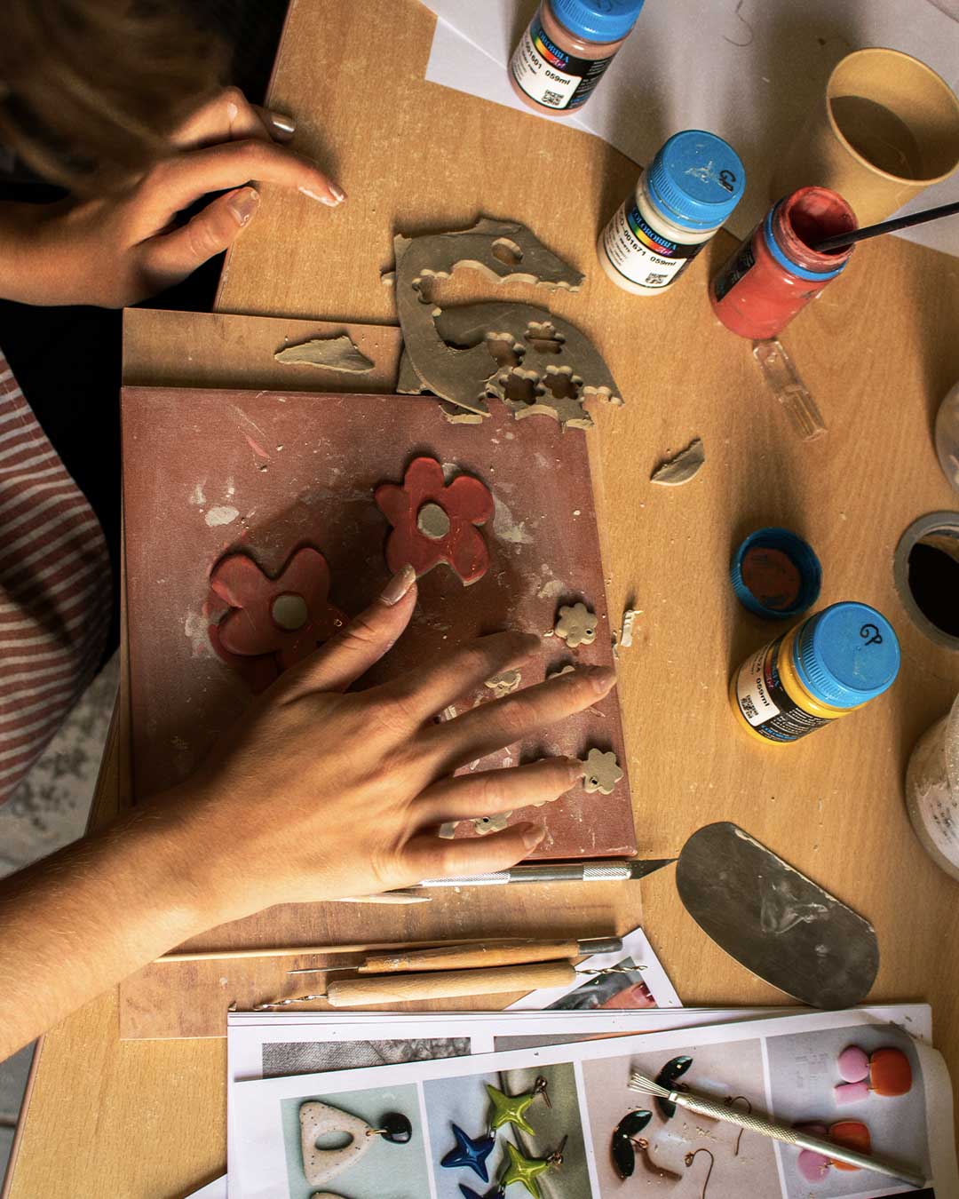 Taller de ceràmica: Dissenya les teves arracades i penjolls 2h