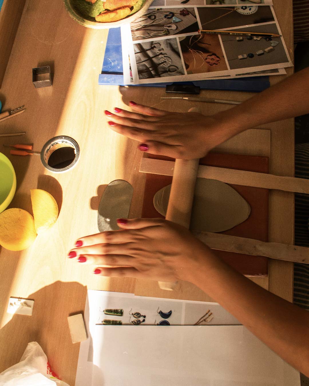 Taller de ceràmica: Dissenya les teves arracades i penjolls 2h