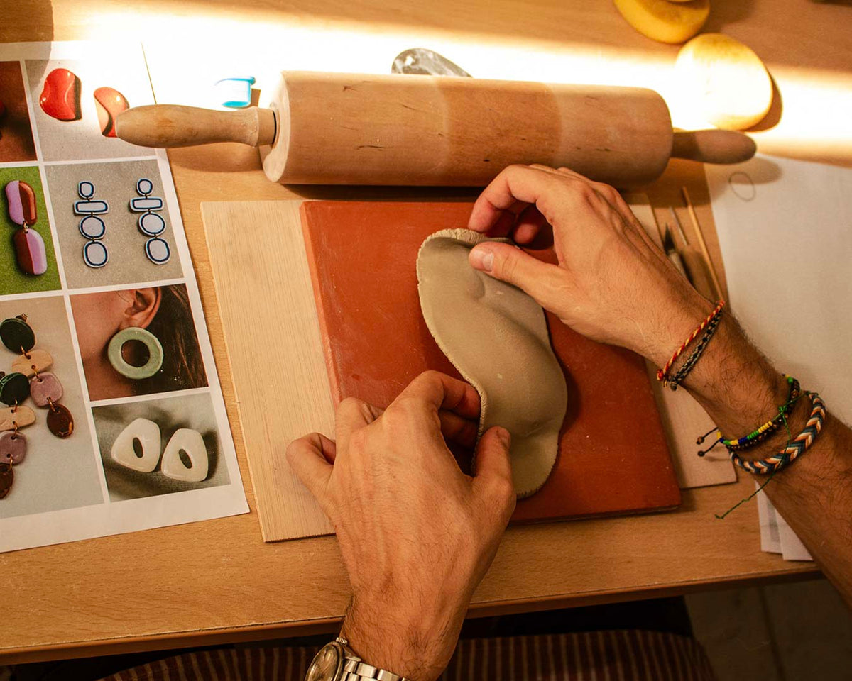 Taller de ceràmica: Dissenya les teves arracades i penjolls 2h