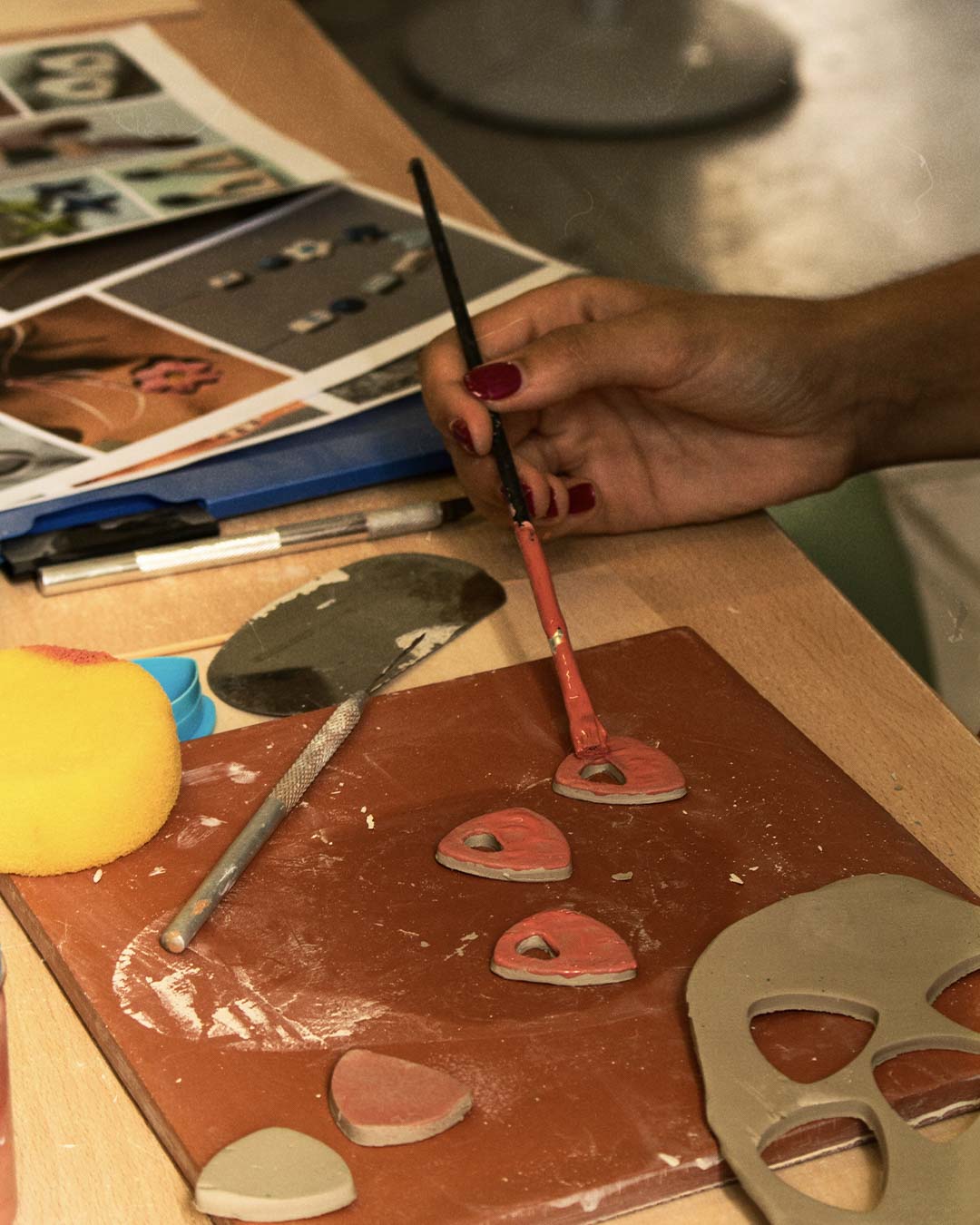 Taller de ceràmica: Dissenya les teves arracades i penjolls 2h
